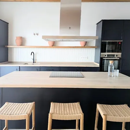 De Diseno Con Jardin, Piscina Y Vistas