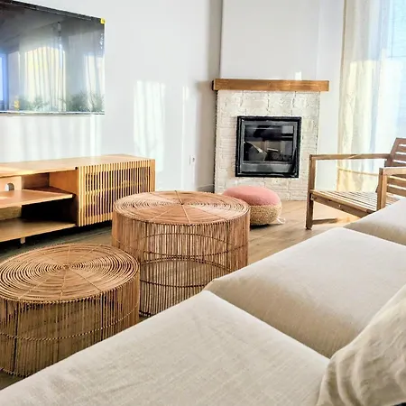 De Diseno Con Jardin, Piscina Y Vistas