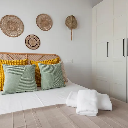 De Diseno Con Jardin, Piscina Y Vistas